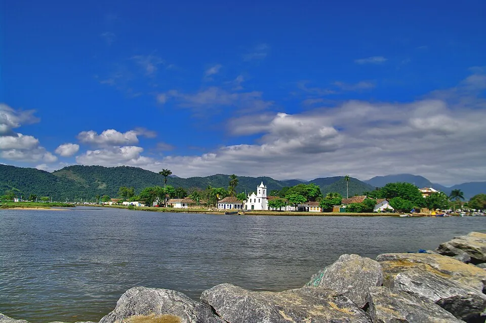 Igreja de Santa Rita à beira da baía de Paraty, com a serra ao fundo