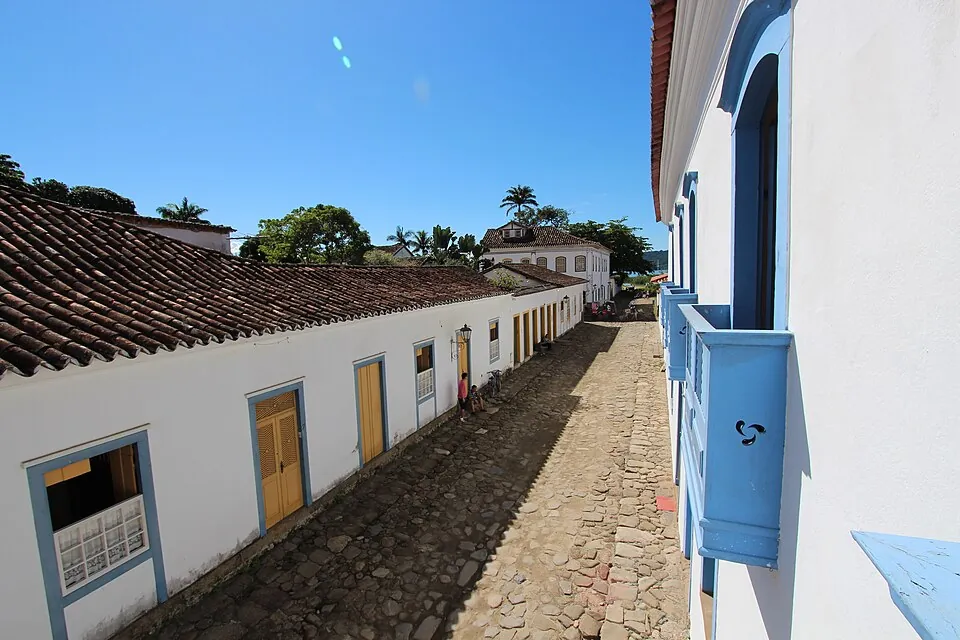 Rua de pedra e casario colonial no Centro Histórico de Paraty
