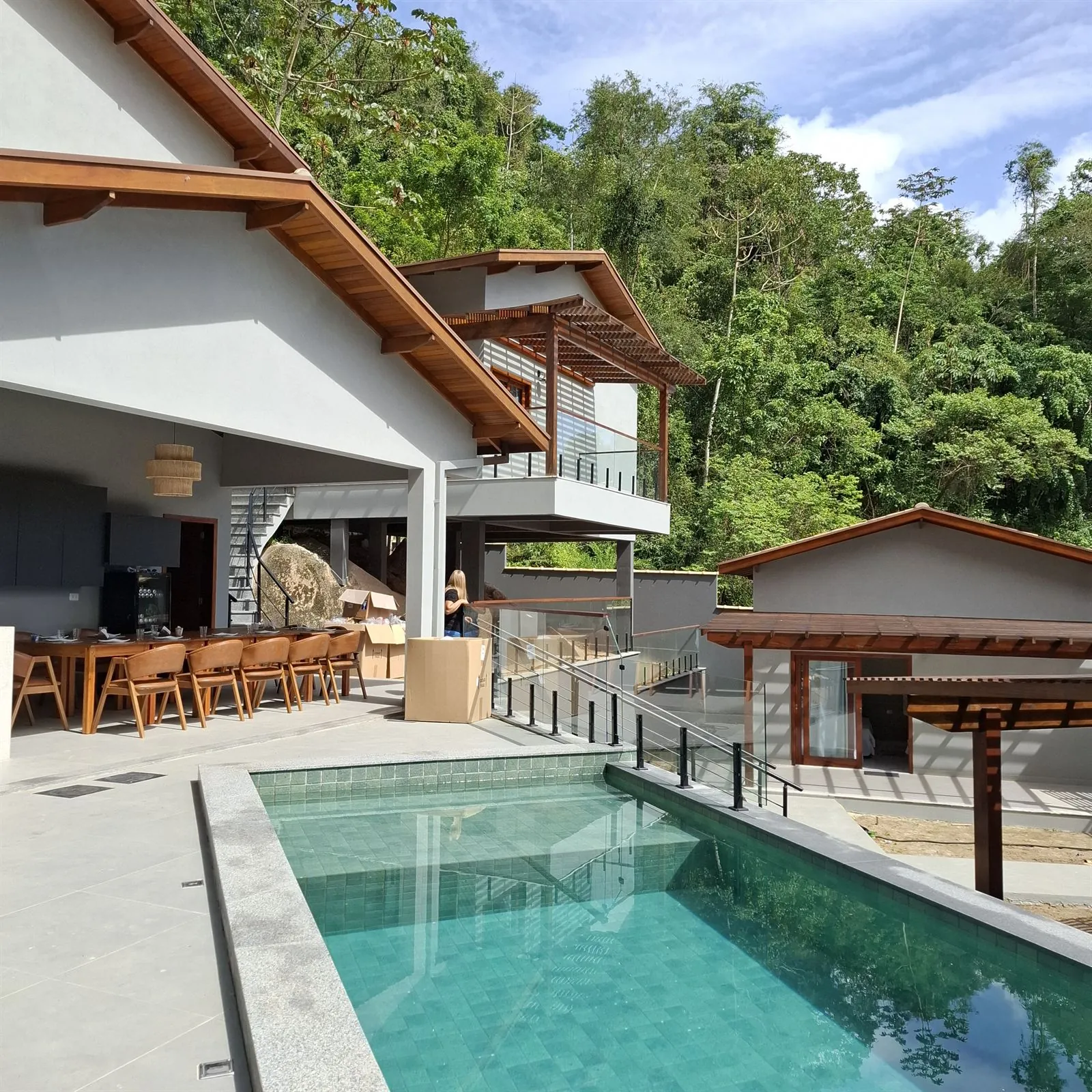 Piscina de borda infinita da Pousada Reale cercada pela mata atlântica em Paraty