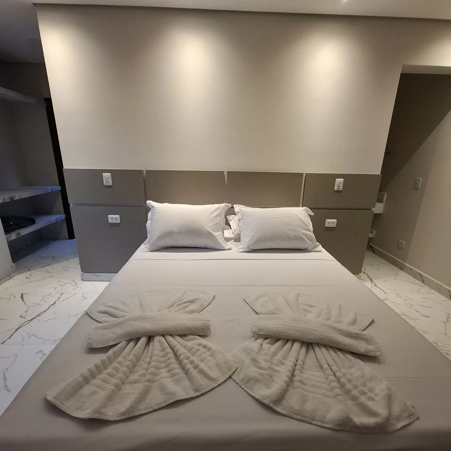 Suíte casal da Pousada Reale em Paraty, com cama de casal e enxoval branco